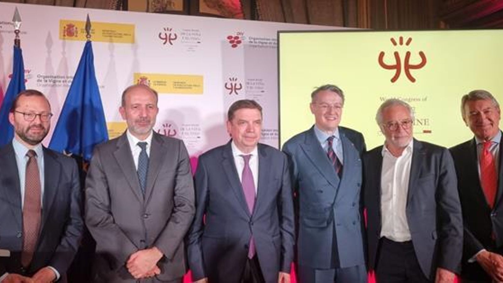 El presidente del Consejo Regulador del jerez (d) junto al ministro y responsables de la OIV.