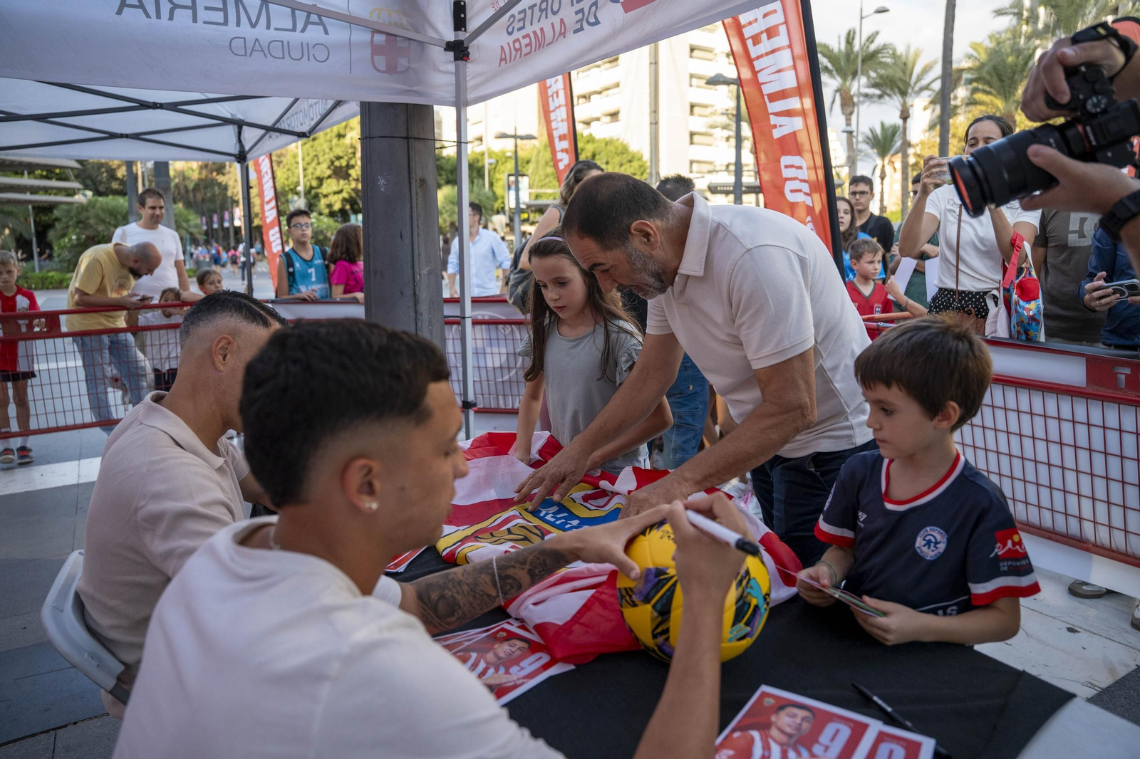 Los jugadores de la UDA Thalys y Andrés firman autógrafos