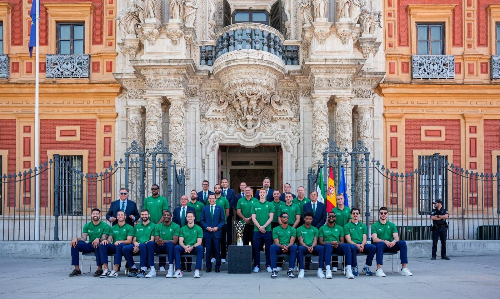 La recepción de Juanma Moreno al Unicaja en San Telmo, en fotos
