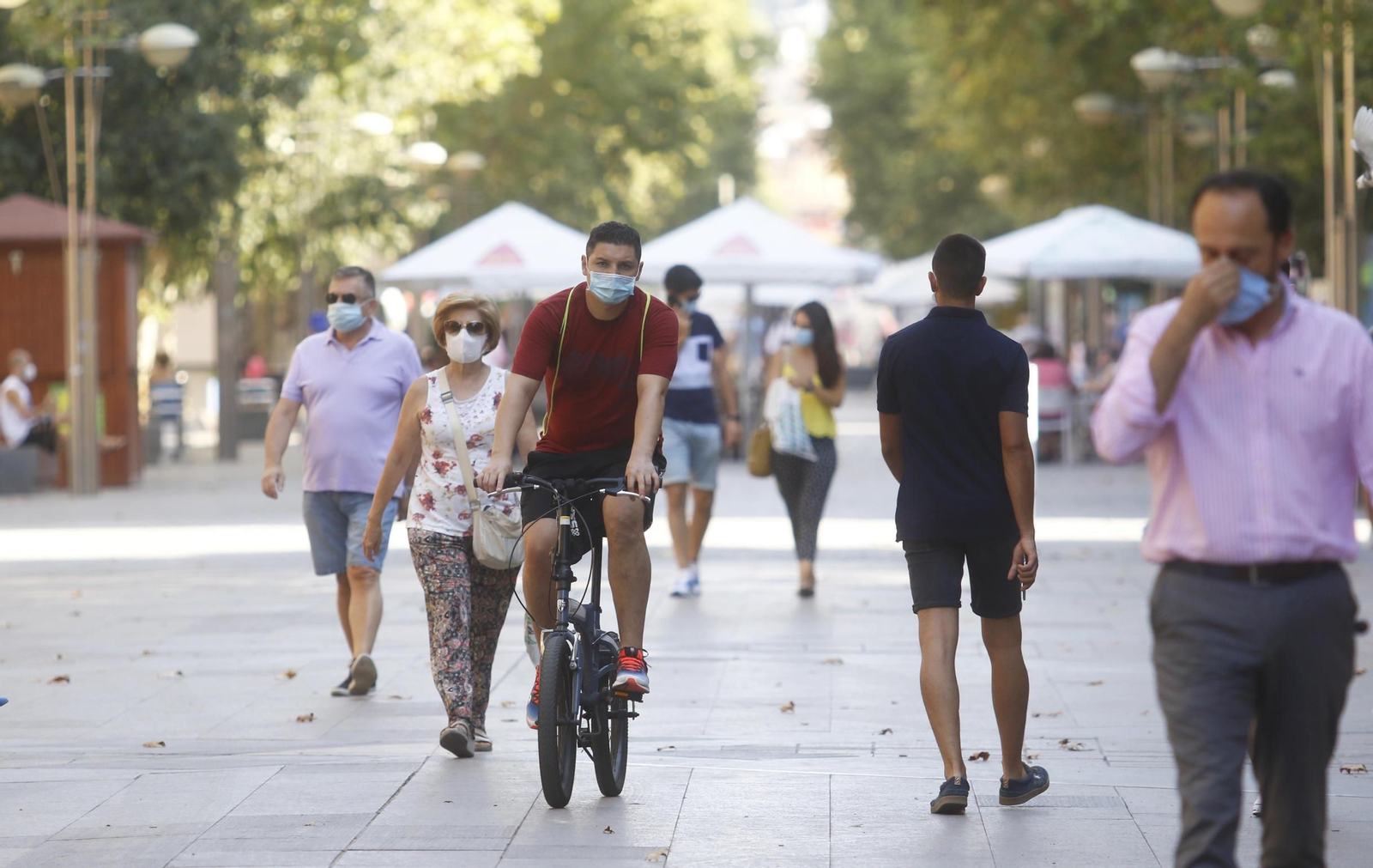 Personas con mascarilla, por el Bulevar del Gran Capitán.
