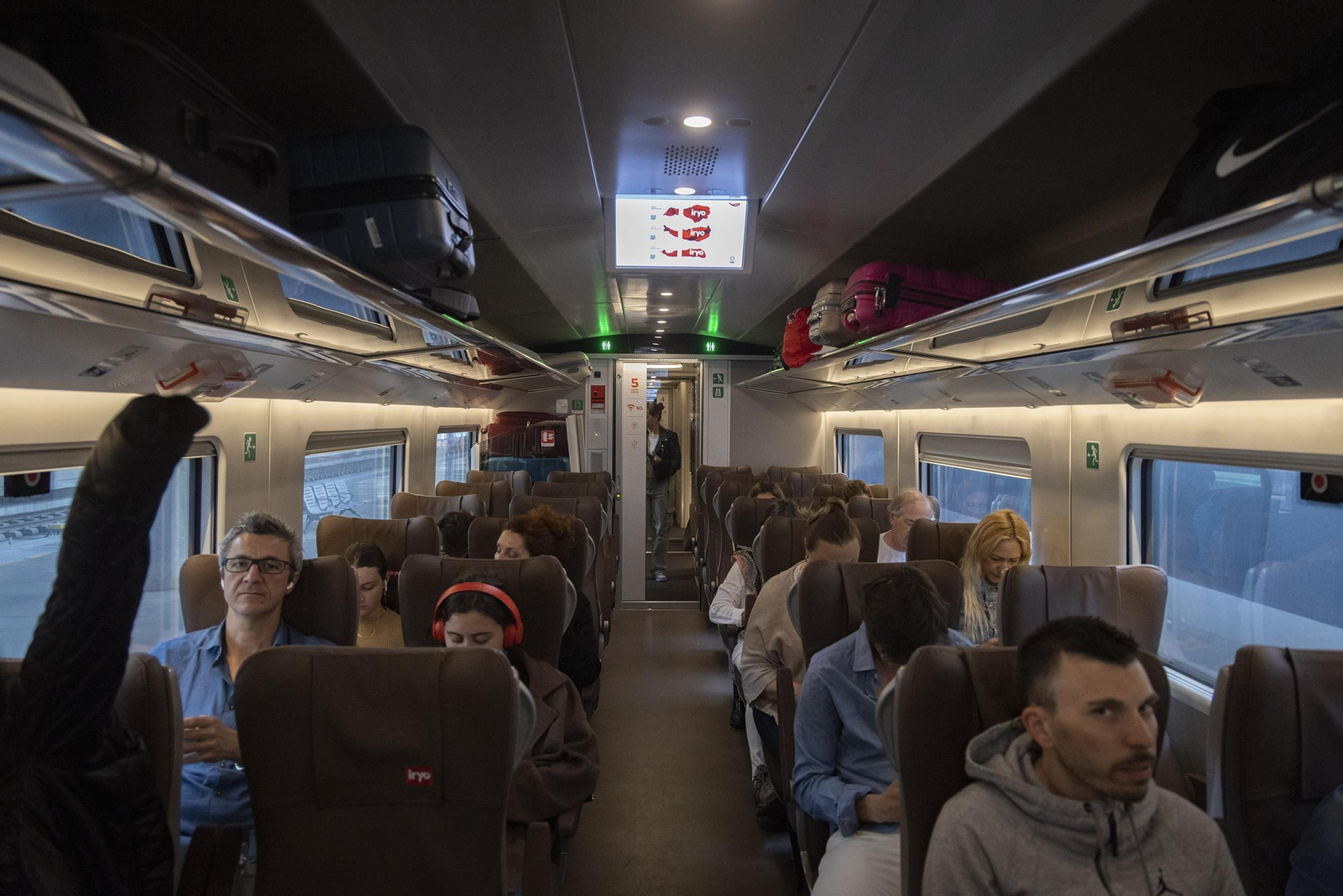 Interior de los trenes con pasajeros de Sevilla a Madrid.