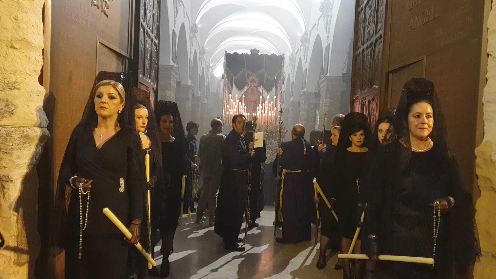 Jueves Santo en Castro del Río: La procesión de la Santa Vera Cruz, en imágenes