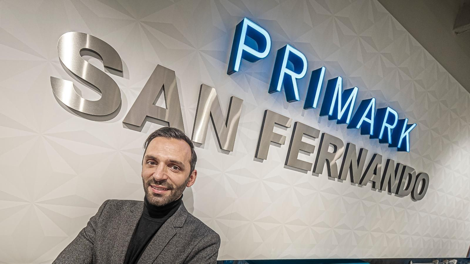 Carlos Inacio, director general de Primark en España, fotografiado en la última tienda que la marca acaba de abrir en Andalucía.