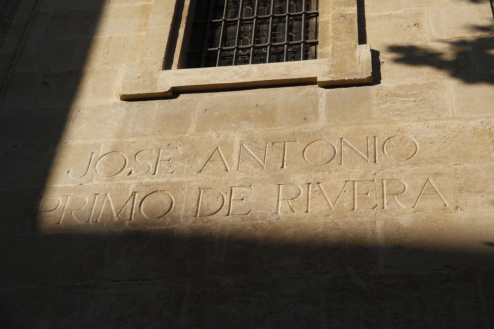 Inscripción de Jose Antonio Primo de Rivera  en la Catedral de Granada