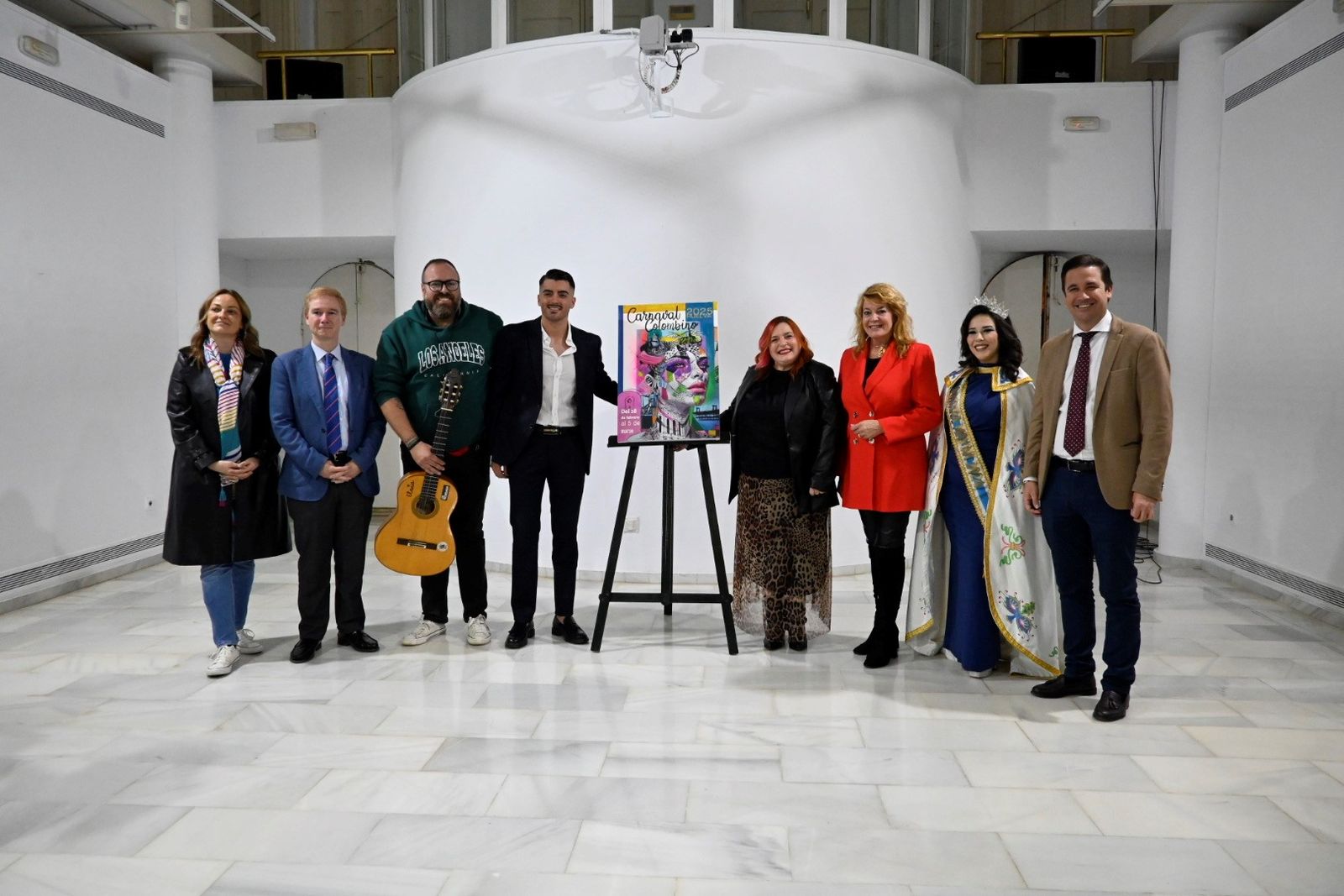 Tamara Enamorado y Kiko Salas junto al cartel del Carnaval Colombino.