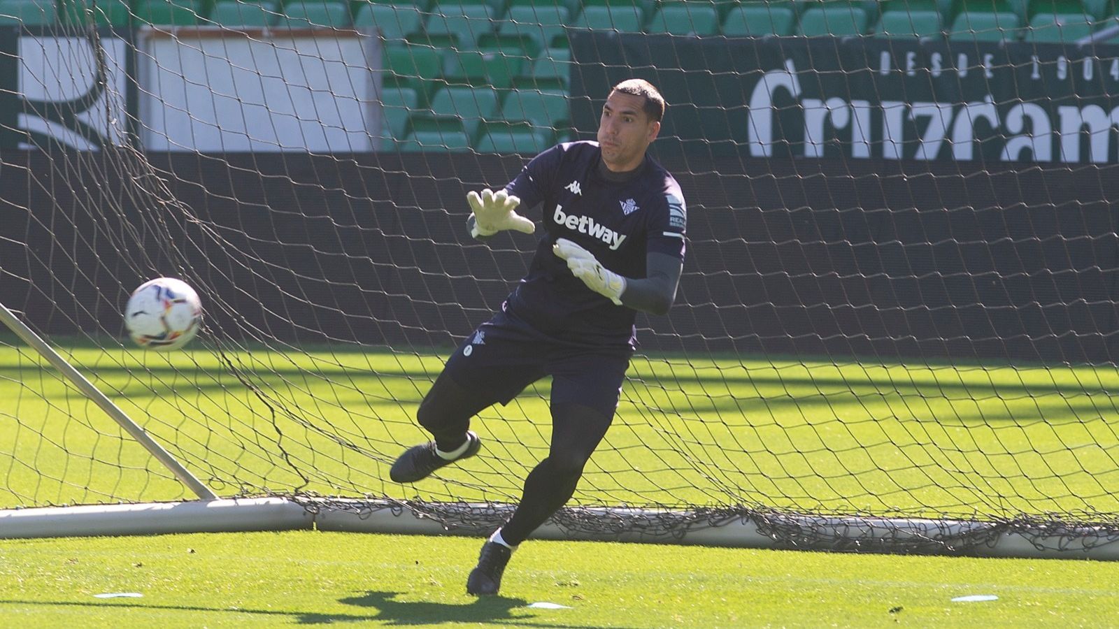 Joel Robles, en el entrenamiento.