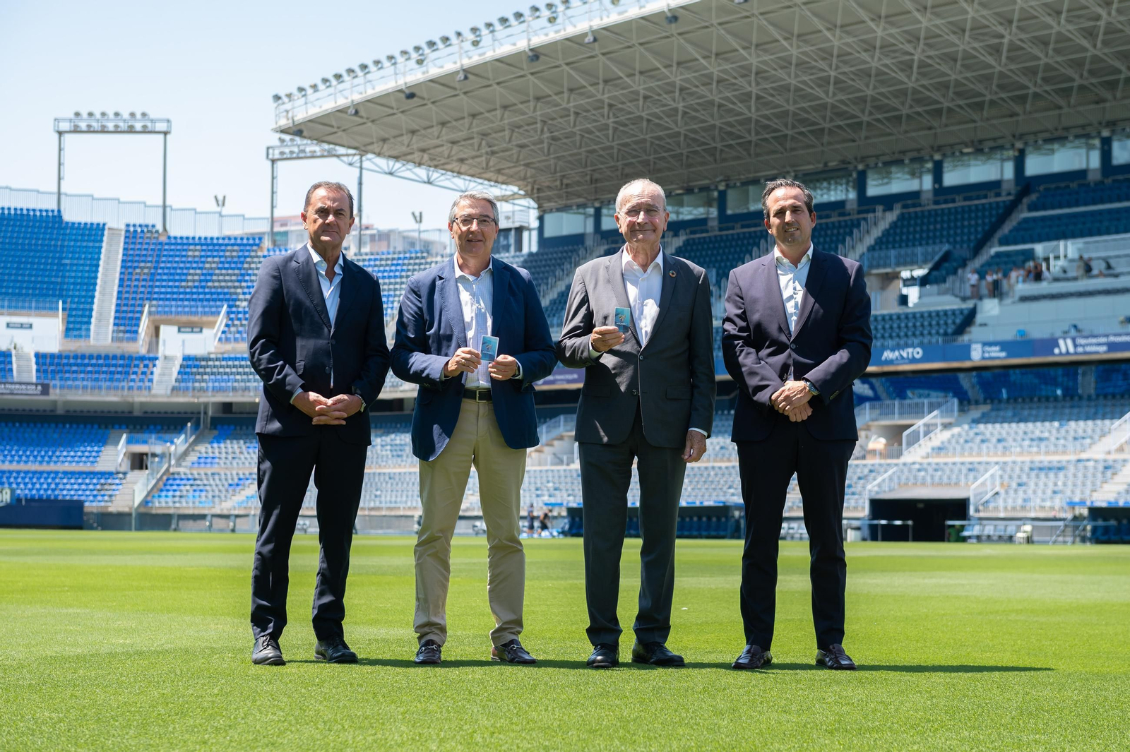 Discreta renovación del abono del Málaga CF del alcalde y el presidente de la Diputación