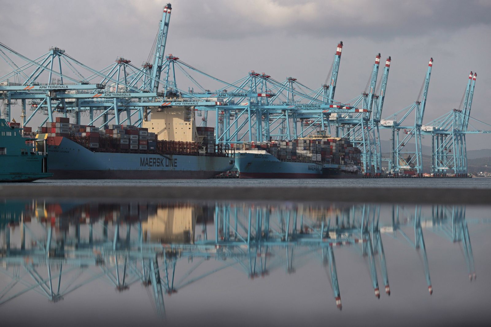 Los muelles de Algeciras, con sus características grúas.