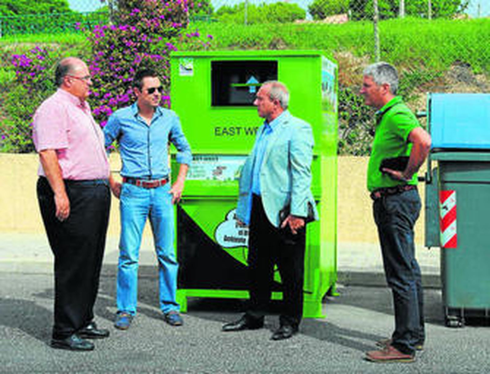 Gonzálvez conversa con el alcalde de Huércal de Almería junto a uno de los contenedores de recogida de ropa.