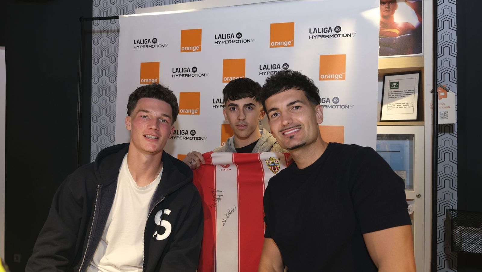 Búscate en las fotos de la firma de los jugadores de la U.D. Almería en la tienda Orange