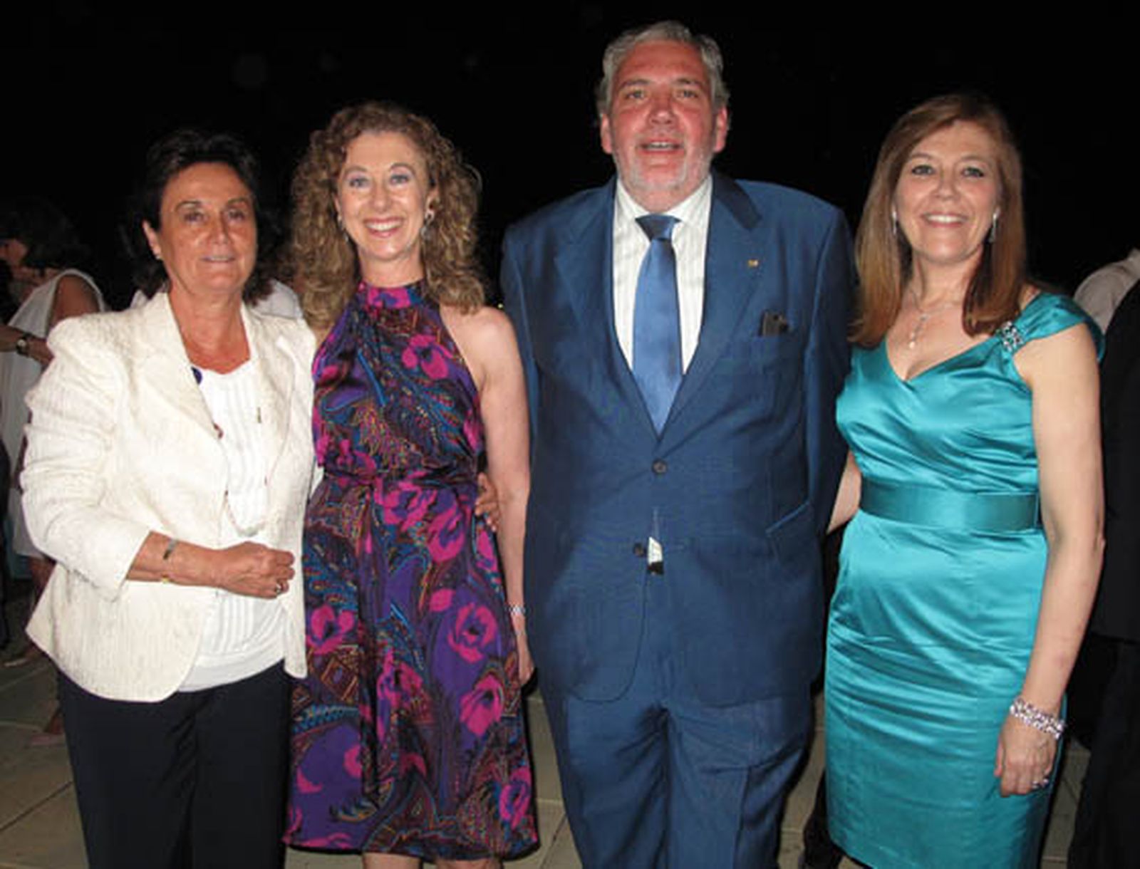 Rosario Núñez y Teresa Díaz, del Colegio de Farmacéuticos, con el presidente de la Fundación Avenzoar, Antonio Delgado Luna, y Carmen Martínez

Foto: Victoria Ramírez