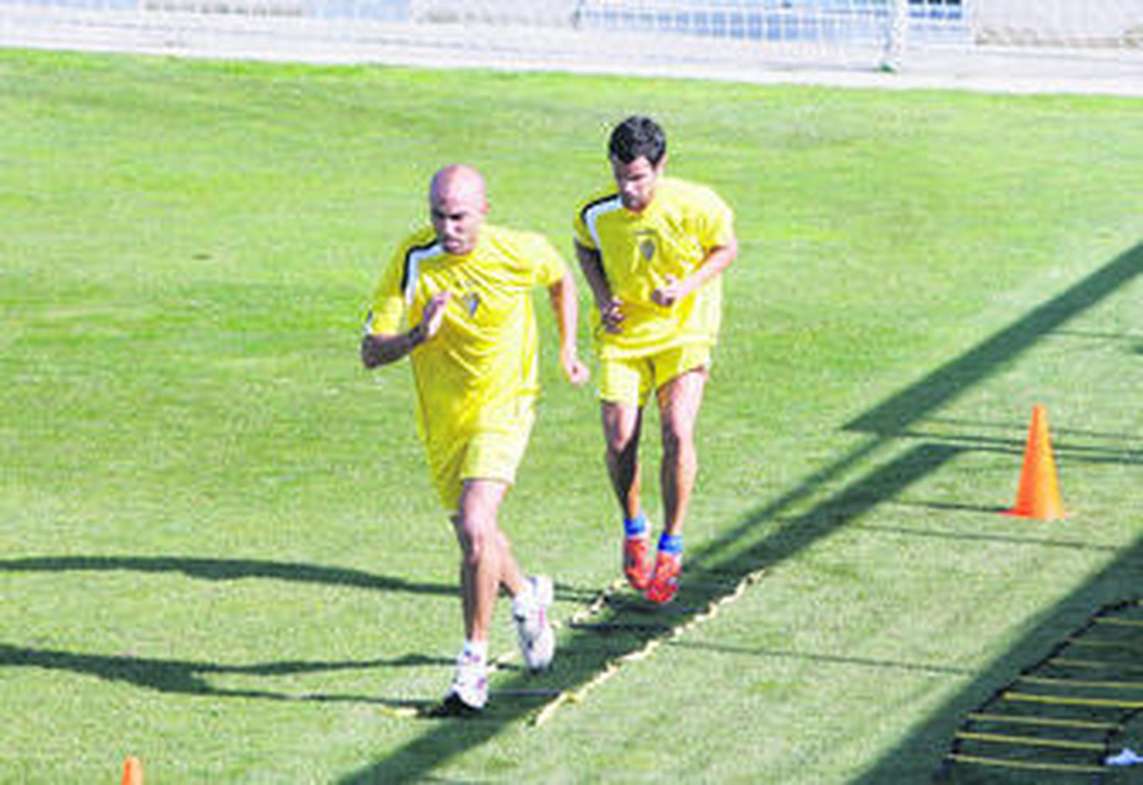 Raúl López corre sobre un obstáculo perseguido por el también defensa Cristian.