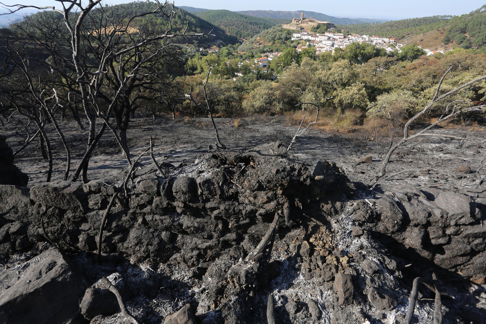 Imágenes del área afectada por el fuego del segundo día en el incendio de Almonaster