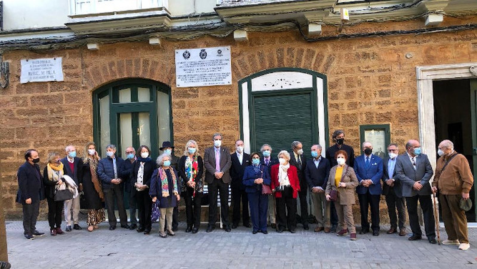 El grupo de ateneista, durante la ofrenda floral en la casa natal de Falla en la plaza de Mina, entre ellos, Ignacio Moreno, Manuel Ferran, Olimpia Martínez, Diego Jiménez, Teresa Sánchez, Paquita Lobato, Vicente Mira y Francisco Súnico.