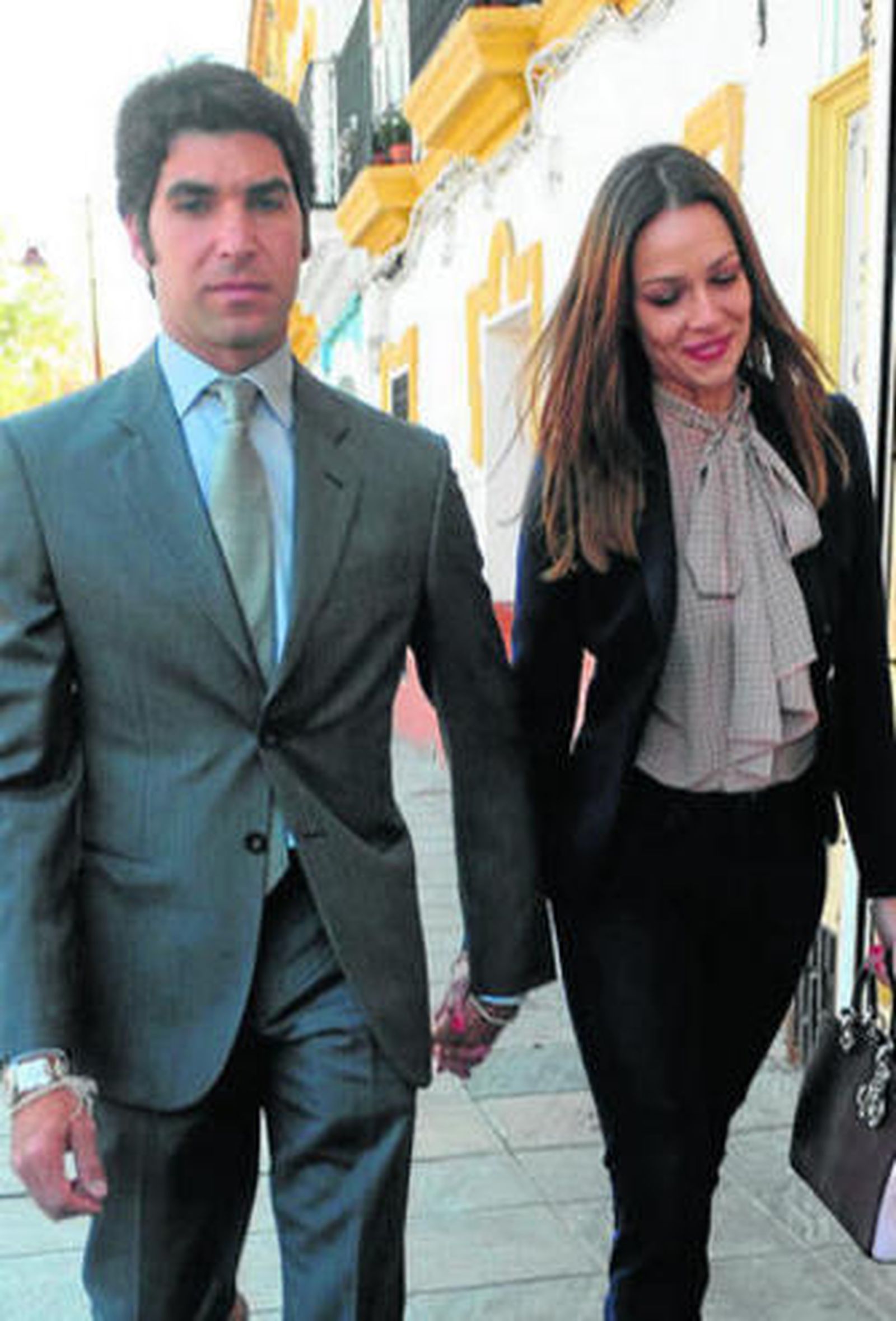 Eva verá hoy las faenas de su esposo desde el tendido.