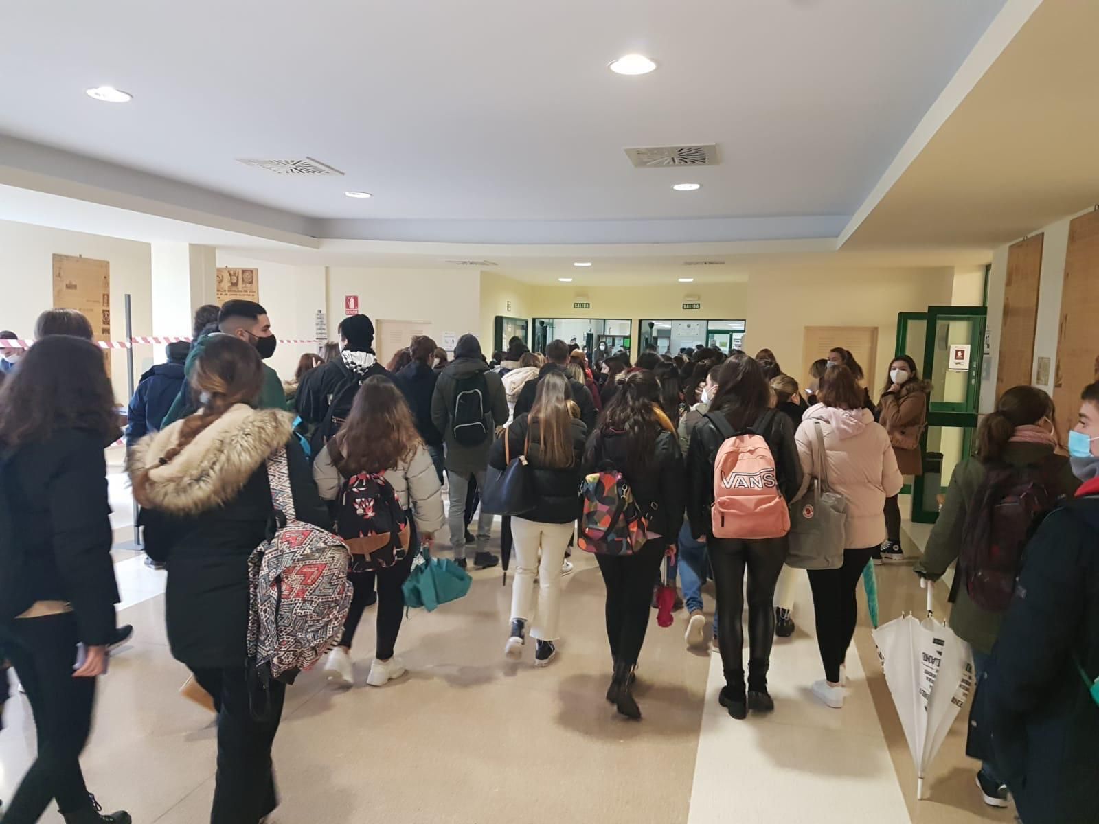 Acceso del alumnado a una de las aulas de Rabanales.