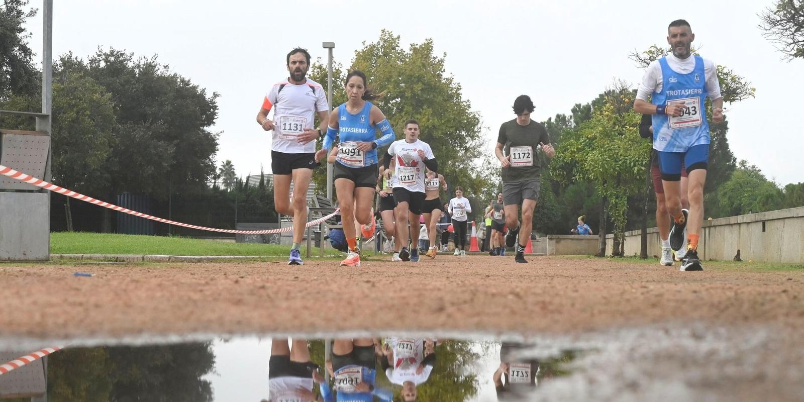 Un grupo de corredores de la Running Series AJE Córdoba celebrada este domingo.