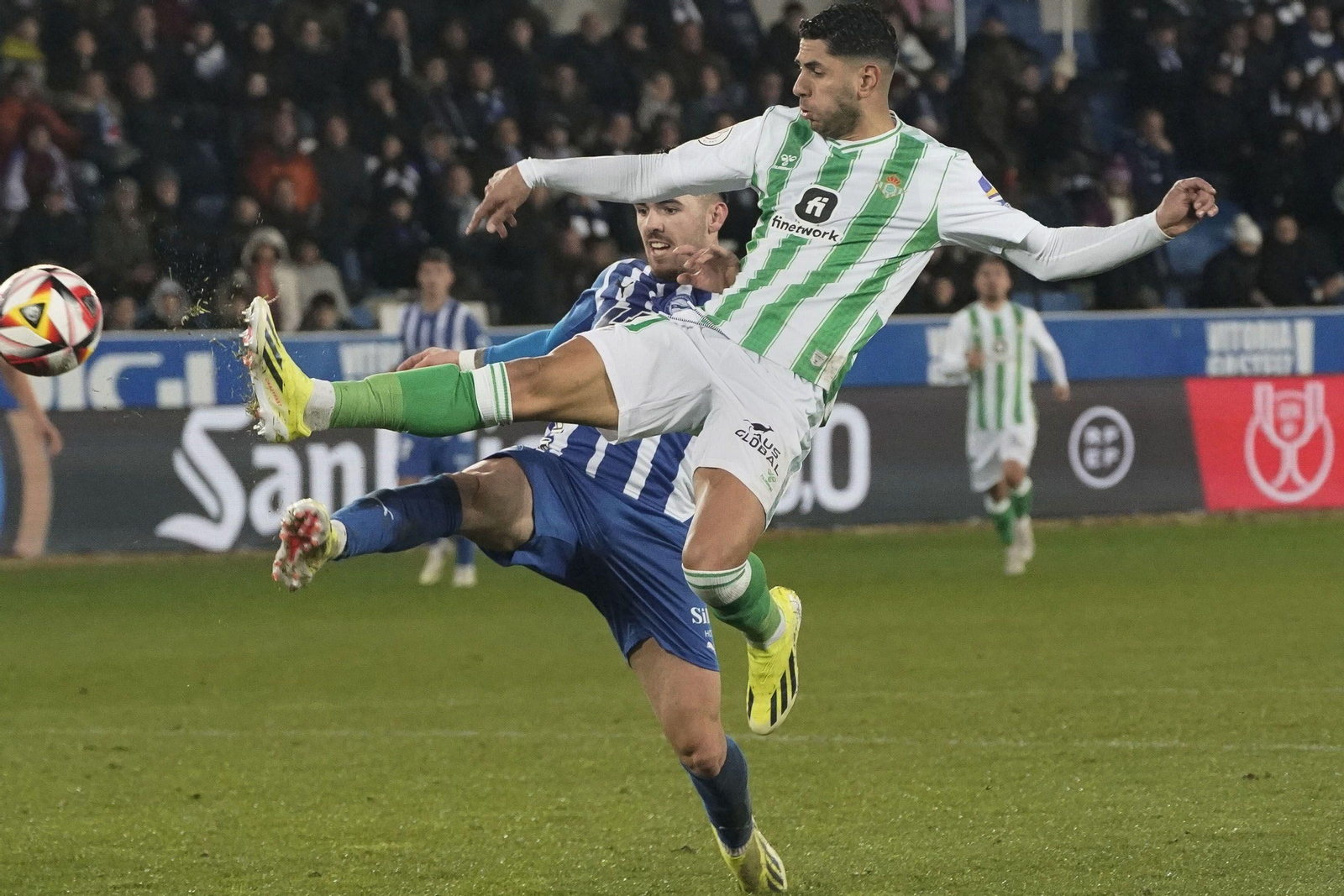 Ayoze busca el balón de forma acrobática ante un rival.