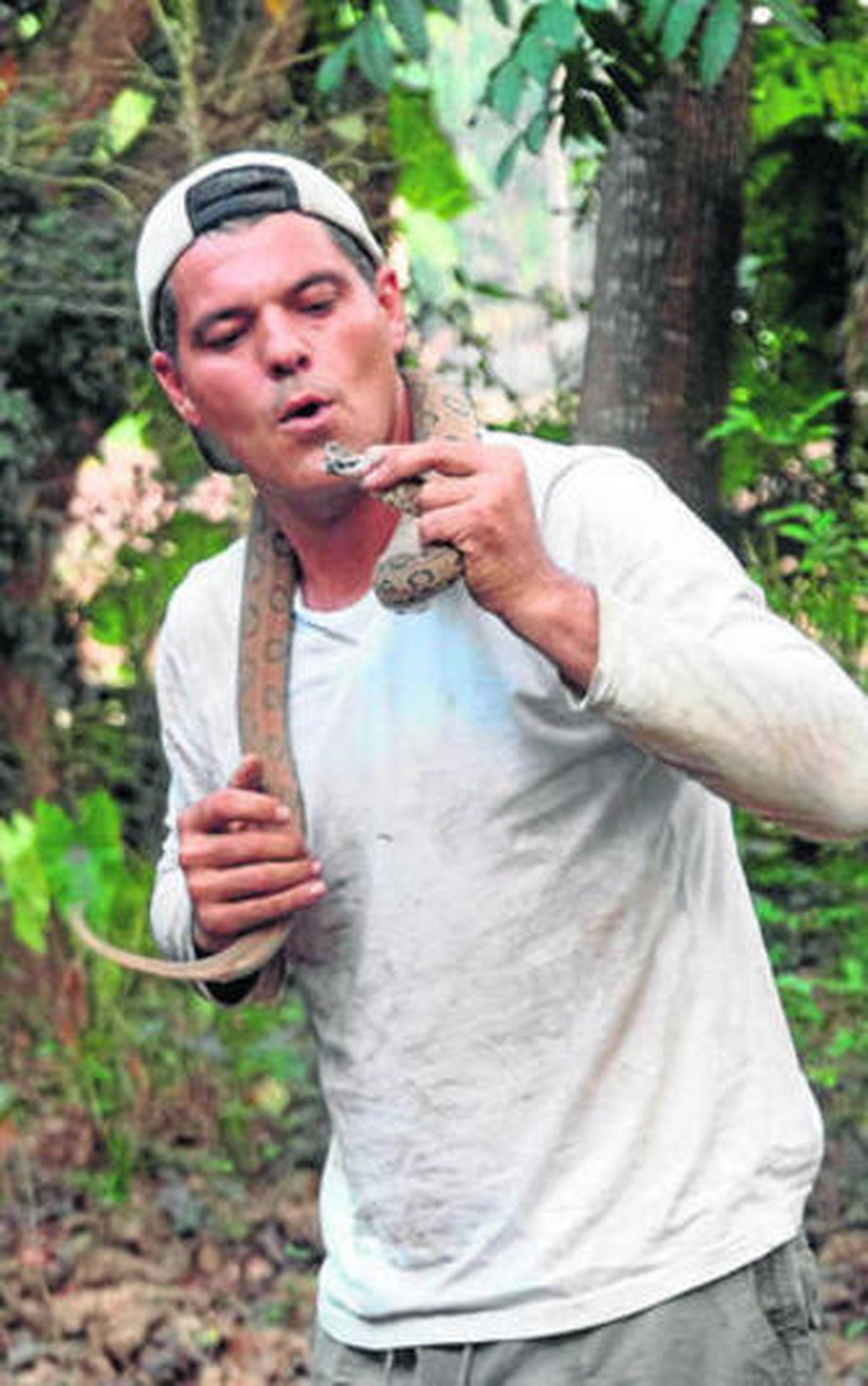 El aventurero, con una víbora Russel, en la nueva temporada de su programa.
