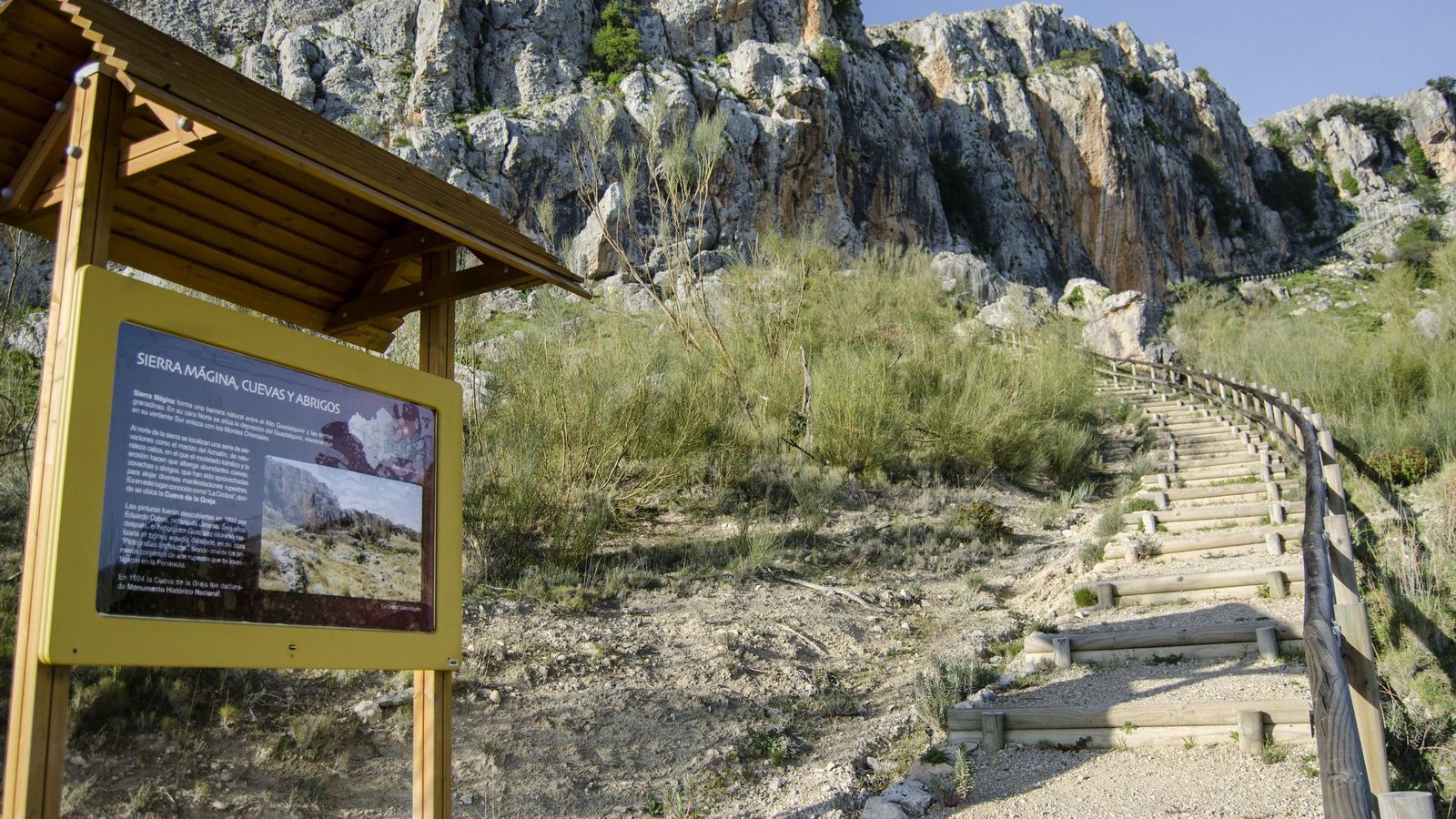 Inicio del sendero que lleva a pie hasta la Cueva de la Graja en Jimena.