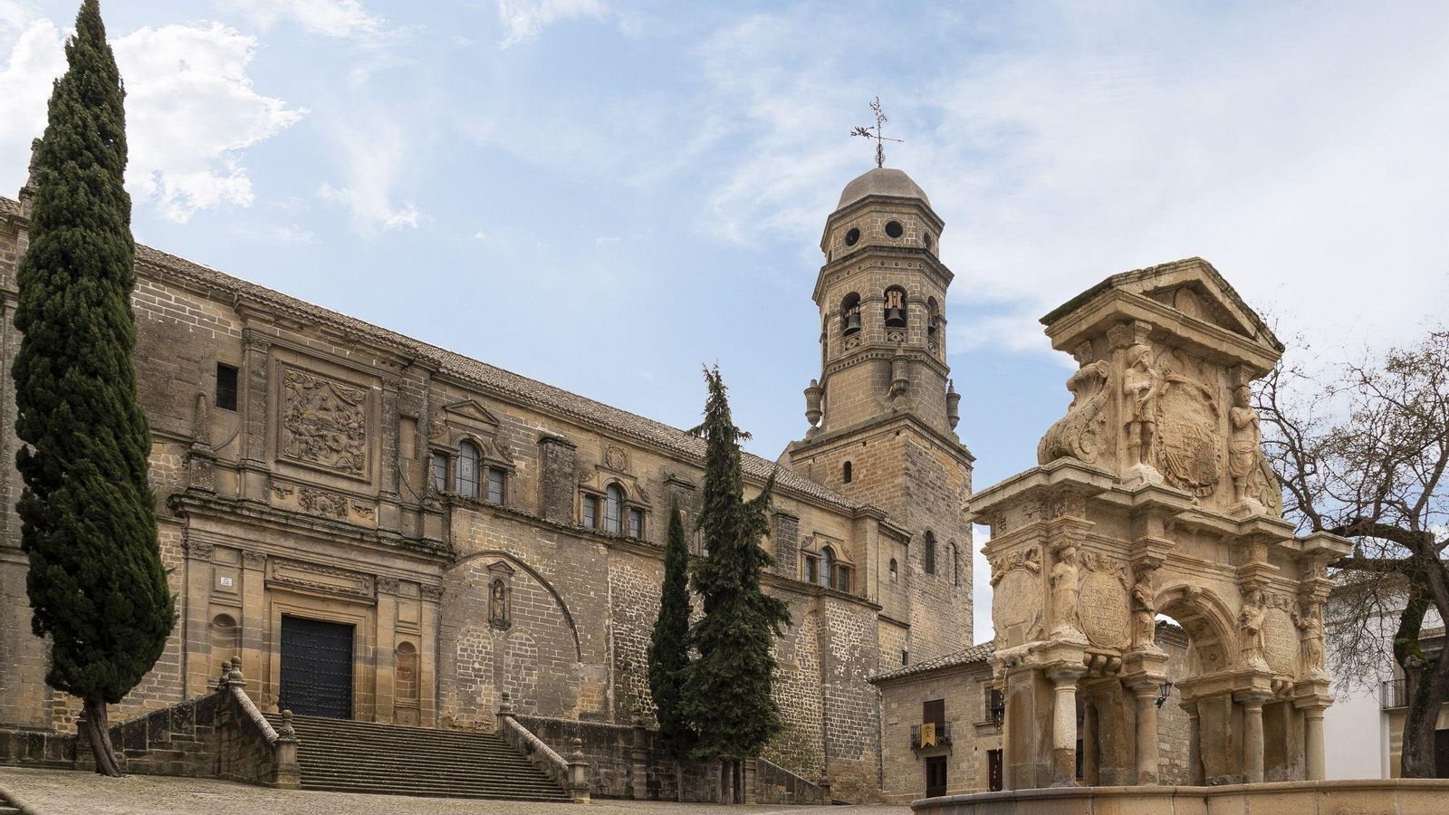 La Catedral de Baeza está situada en la monumenal Plaza de Santa María.