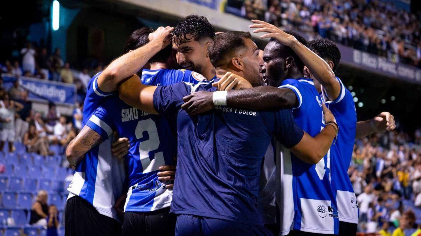 Los jugadores del Hércules celebran su primer gol de la temporada en el Rico Pérez.