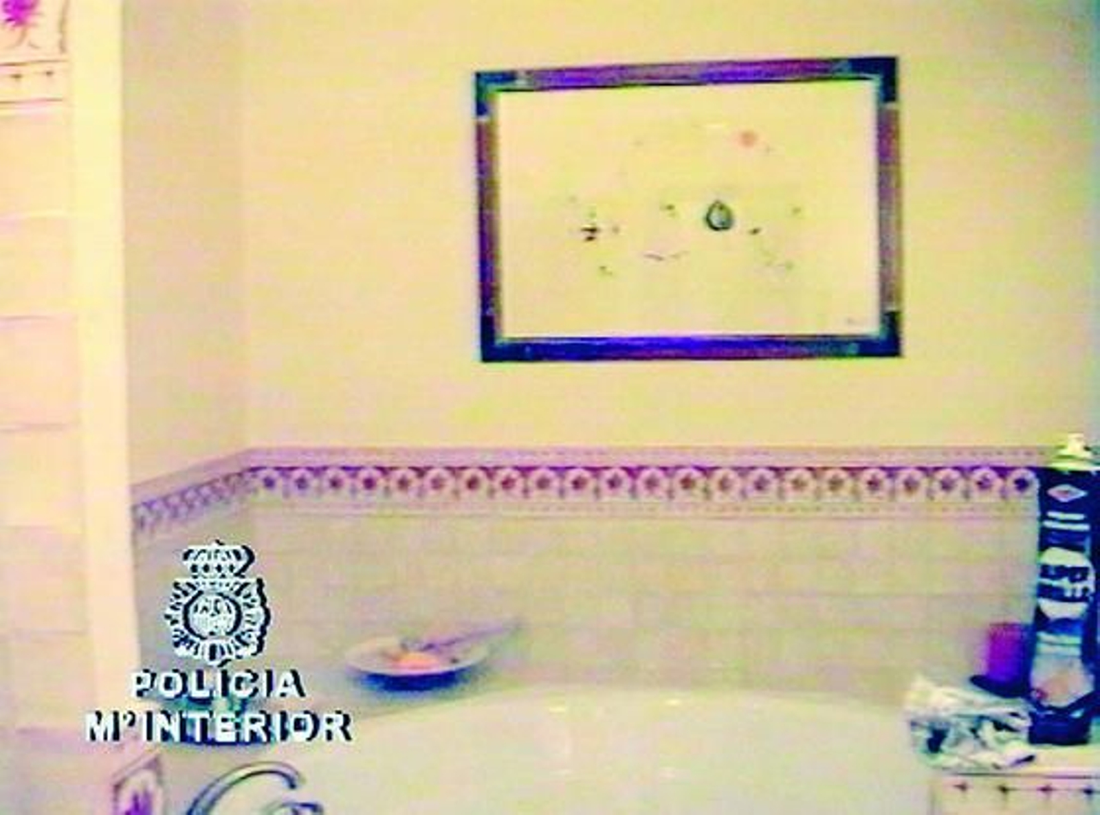 06-04-2006: Hallazgo de obras de arte

Un cuadro de Miró encontrado en un aseo del domicilio de Juan Antonio Roca. Fue localizado en un registro efectuado en el marco de la operación Malaya.