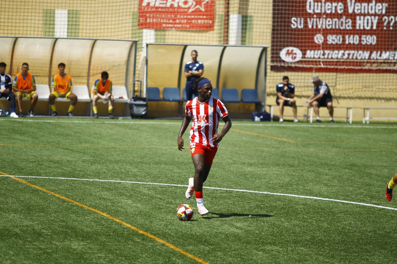 El rojiblanco Ahmed conduce el balón durante un encuentro de la presente temporada.