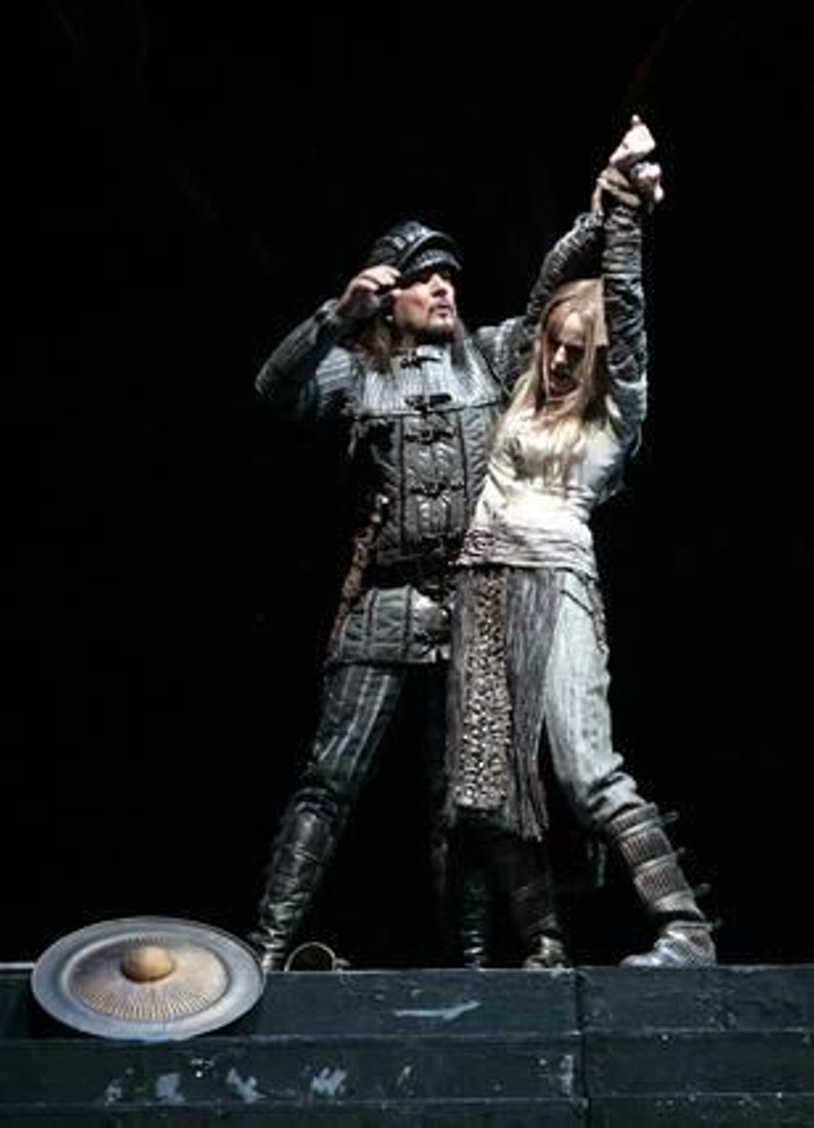 Imagen del ensayo general de 'Sárka' en el Teatro de la Maestranza. / Juan Carlos Muñoz