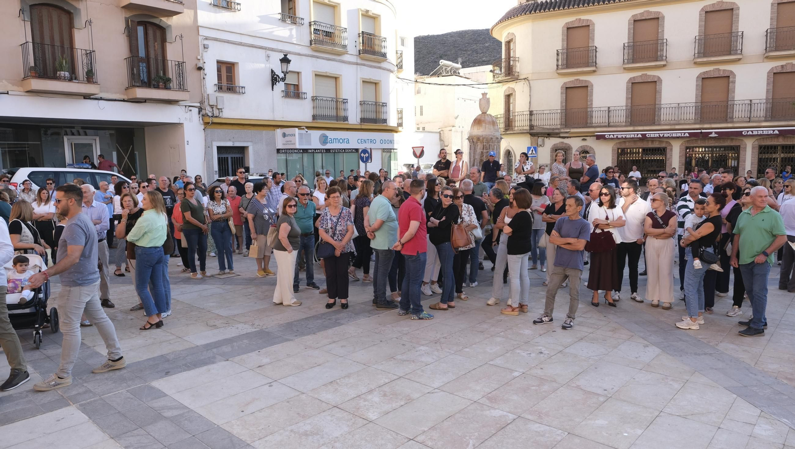Las fotos de la masiva concentración por el asesinato de Antonio Campos en Berja