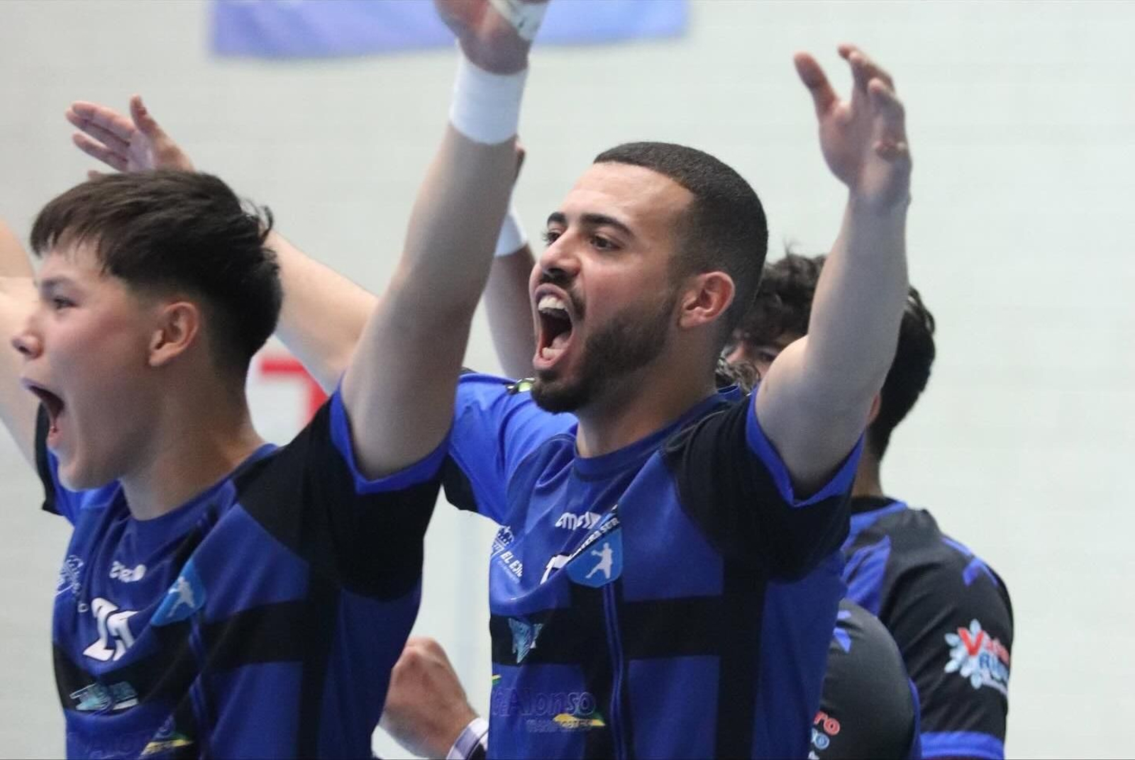 Varios jugadores canterano-sureños celebran uno de sus goles frente a los melillenses esta pasada jornada.