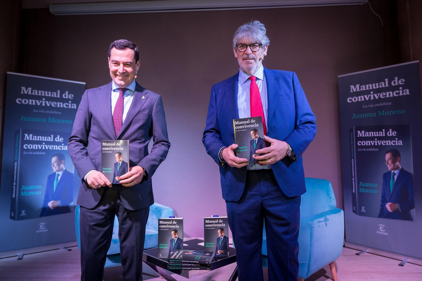 Juanma Moreno y el presentador del acto, José Guerrero 'Yuyu', ayer por la tarde en Cádiz