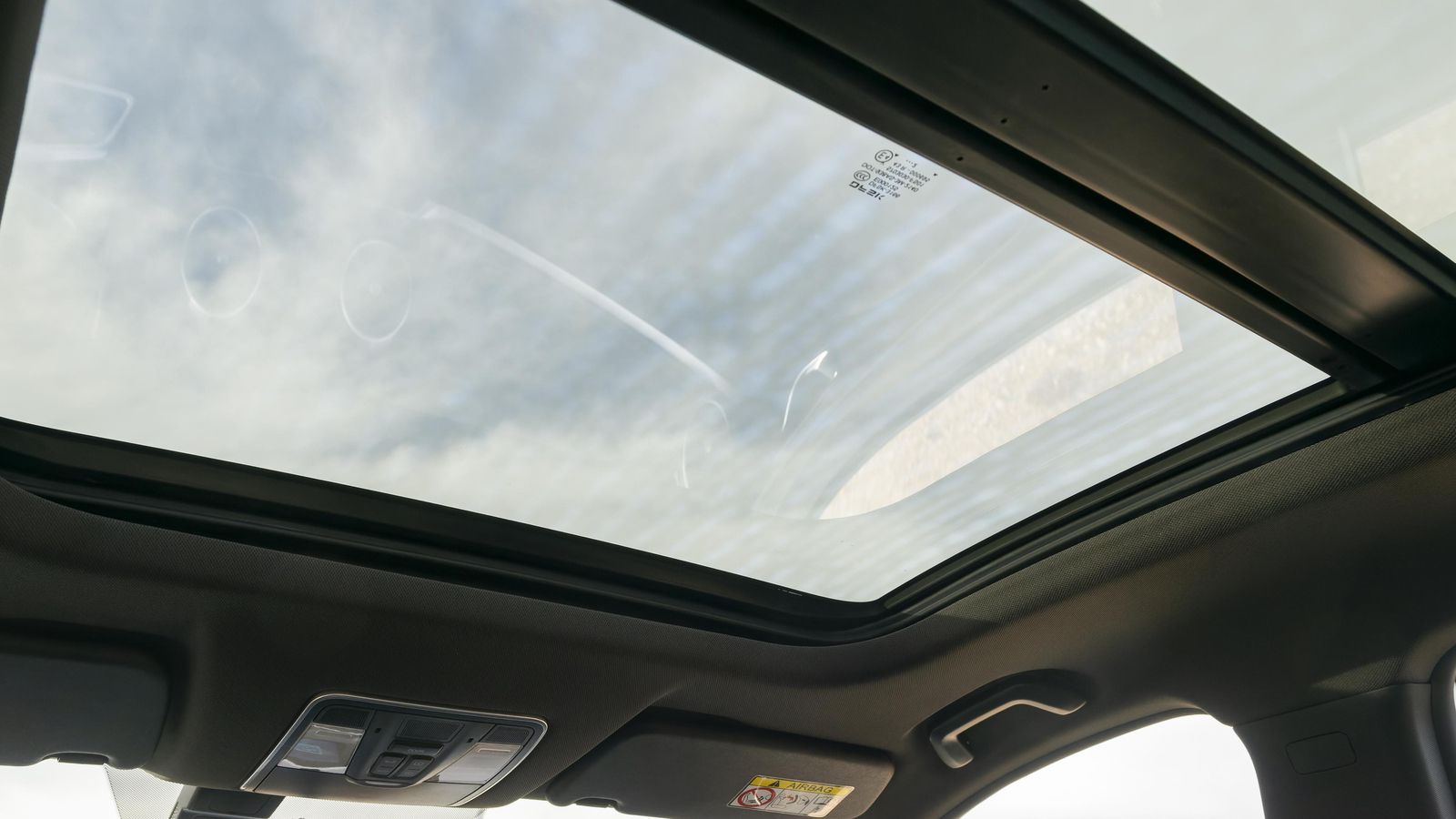 El techo solar distingue a los dos niveles de equipamiento, en tanto que sólo está disponible con el más alto.