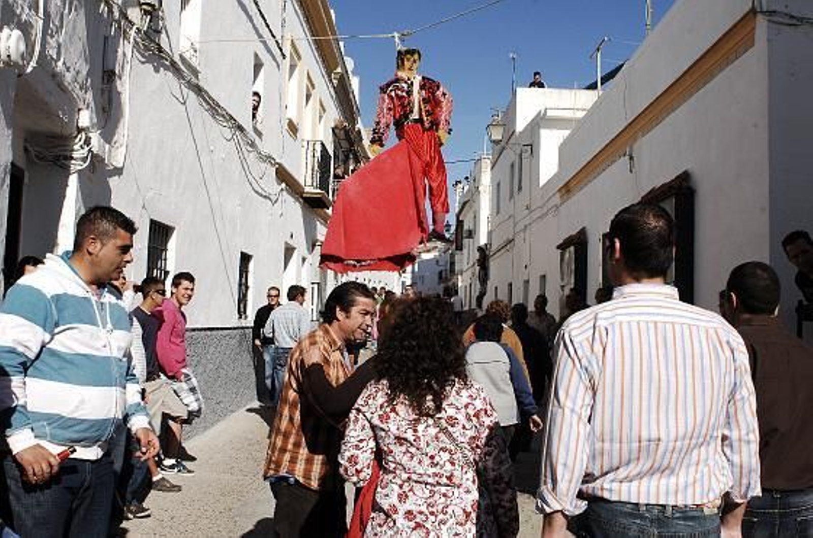 La calle Alta, con su característico muñeco colgando. 

Foto: Ramon Aguilar