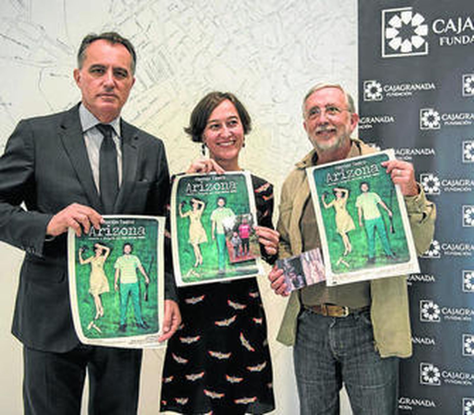 Los representantes de CajaGranada, Histrión y la ONG, en la presentación.