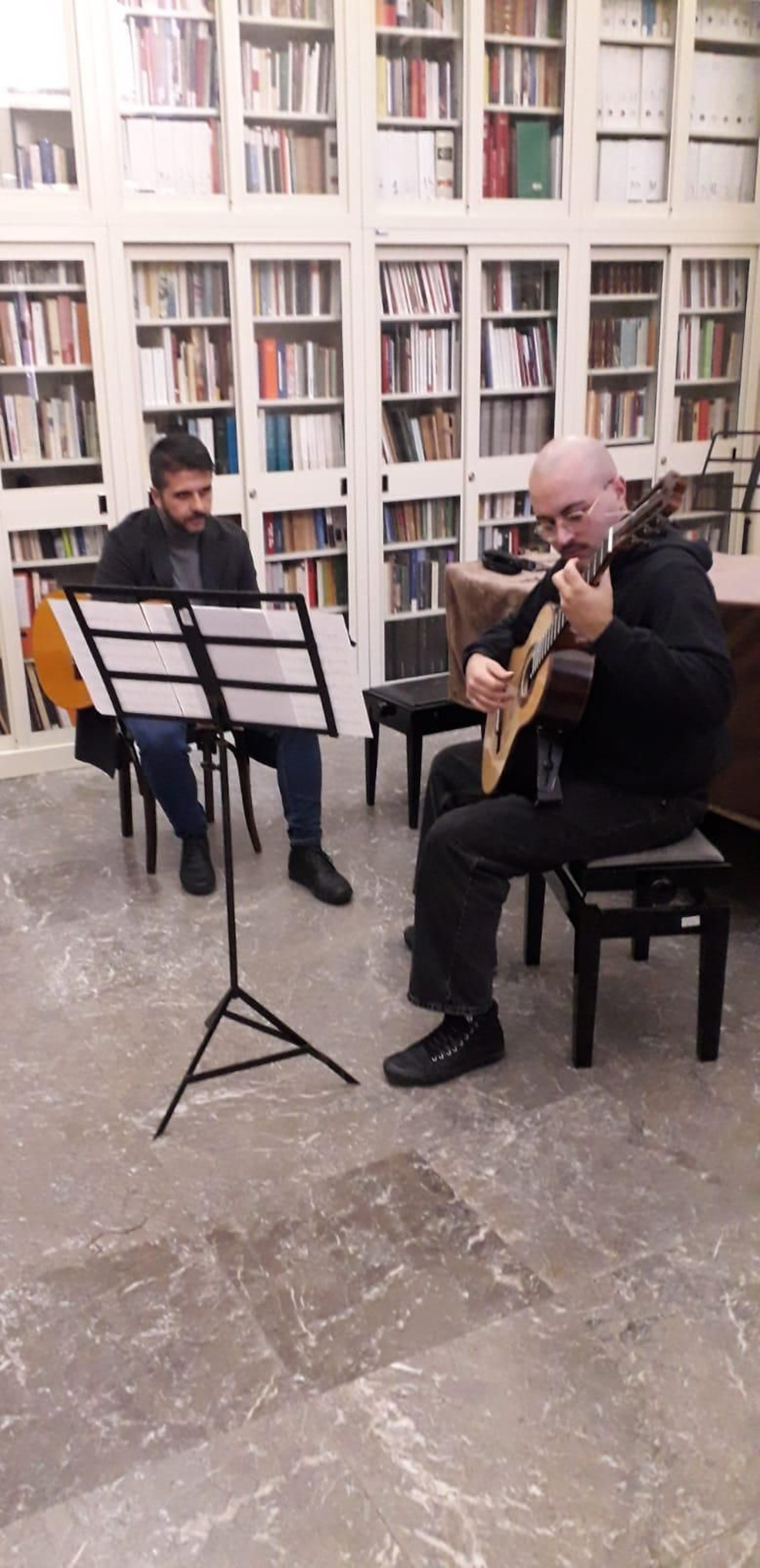 Javier Ibáñez, a la izquierda, junto a un alumno del Conservatorio de Nápoles.