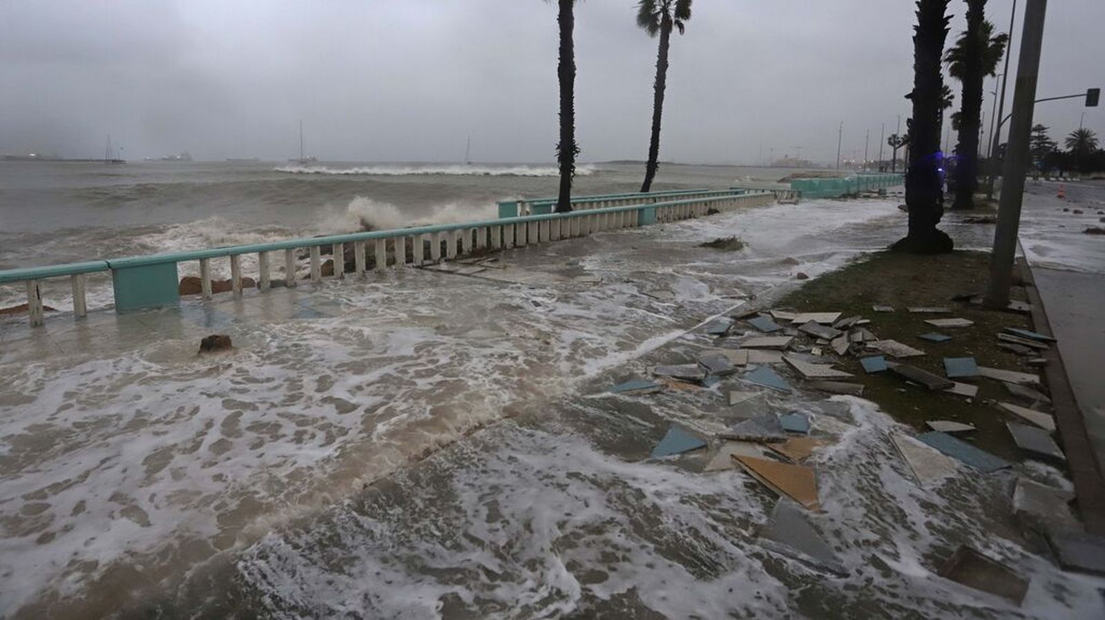 El Paseo de Poniente, en La Línea, durante el temporal de abril