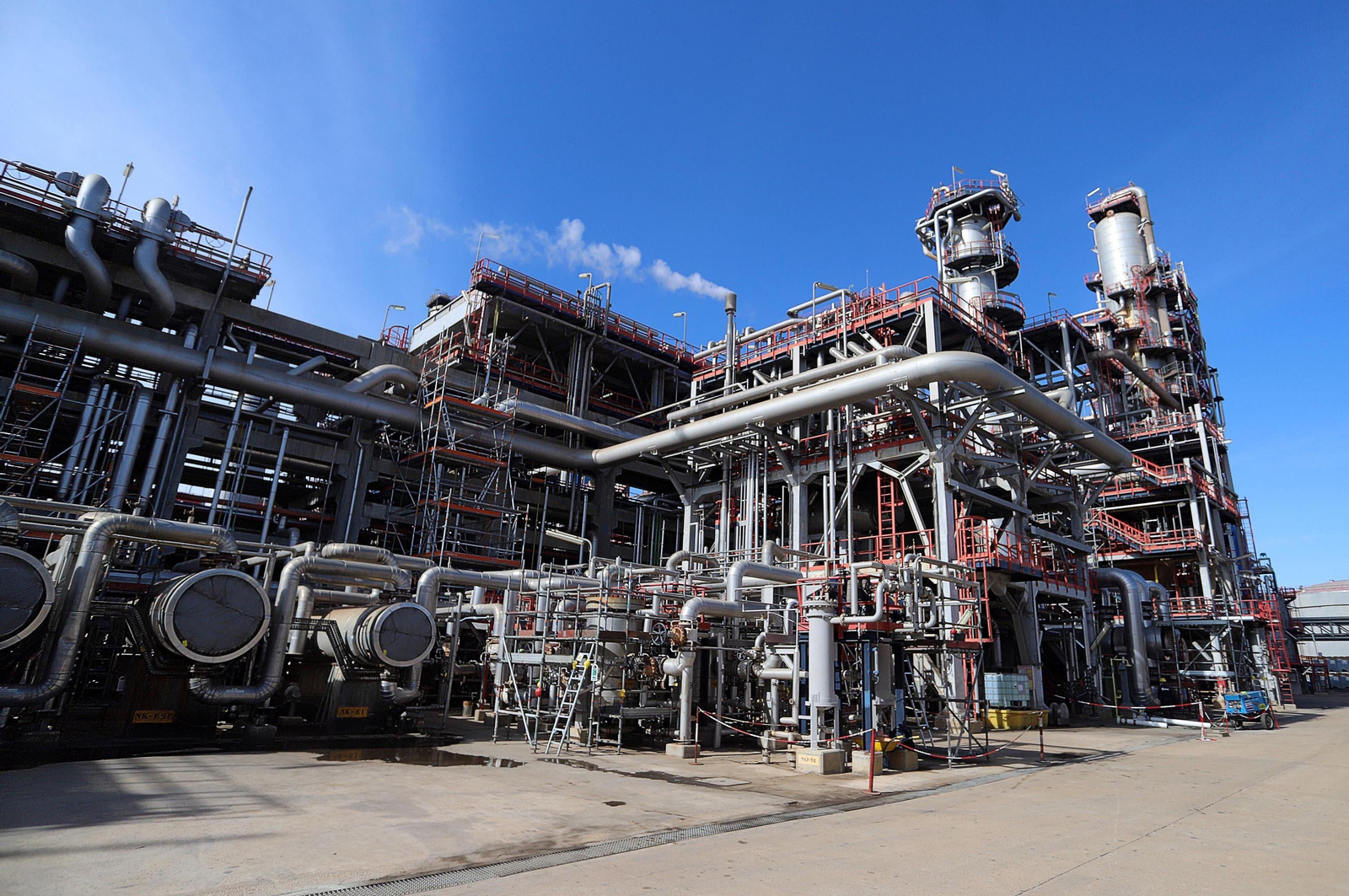 Cepsa fabrica combustible sostenible en el polo energético de La Rábida (Huelva) a partir de huesos de aceituna y otros residuos vegetales, en imágenes