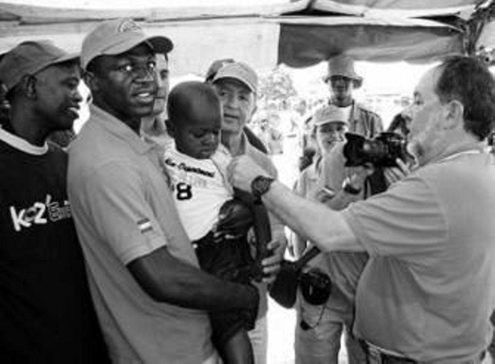 Kone ayuda al doctor Alfonso Carmona a poner una vacuna.