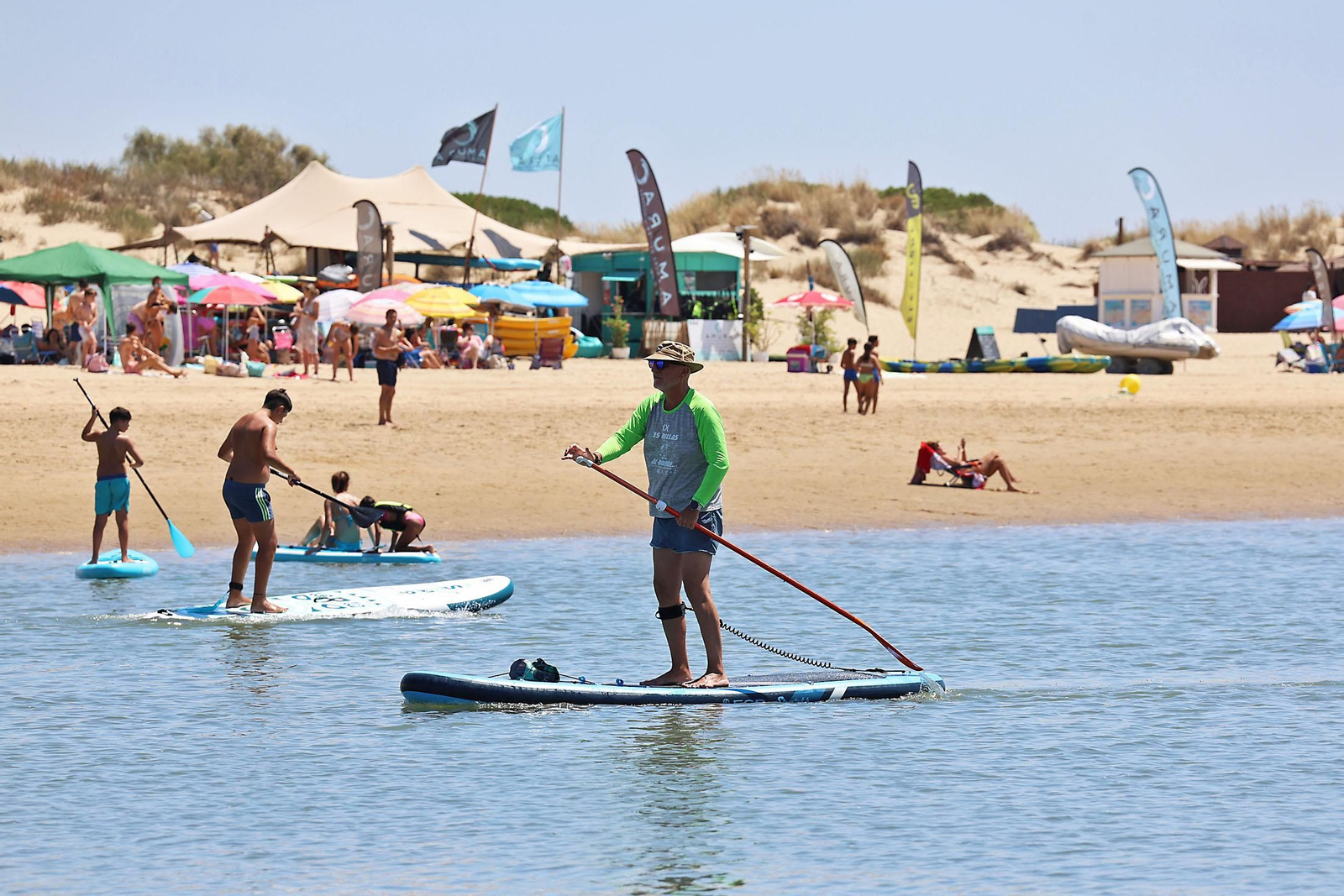 Ambiente en las playas de Huelva en la mañana de domingo
