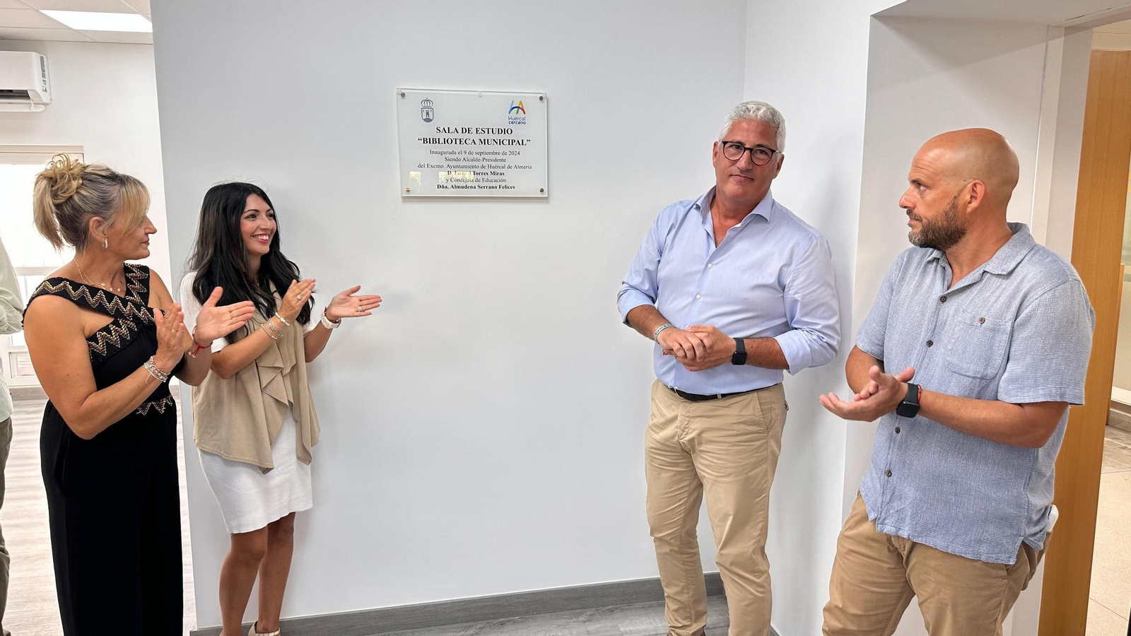 Momento de la inauguración de la nueva sala de estudio con el alcalde, la concejala de Educación y Cultura y la directora del centro