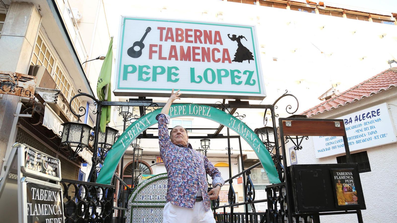 Carrete, en una escena del documental, a las puertas de la taberna flamenca de Pepe López. Carrete, en una escena del documental, a las puertas de la taberna flamenca de Pepe López.