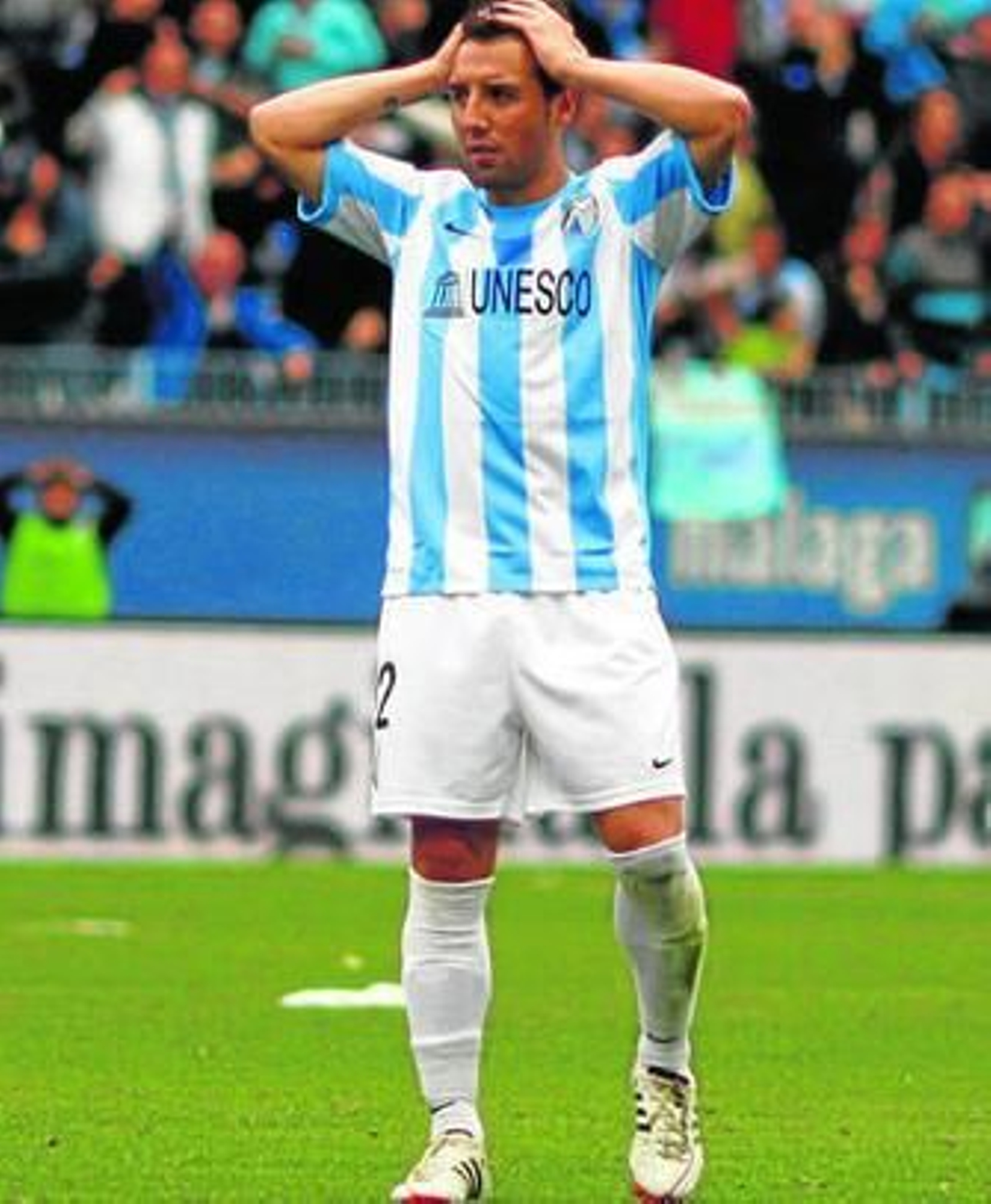 Santi Cazorla se lamenta de una ocasión fallada en un encuentro ante la Real Sociedad.