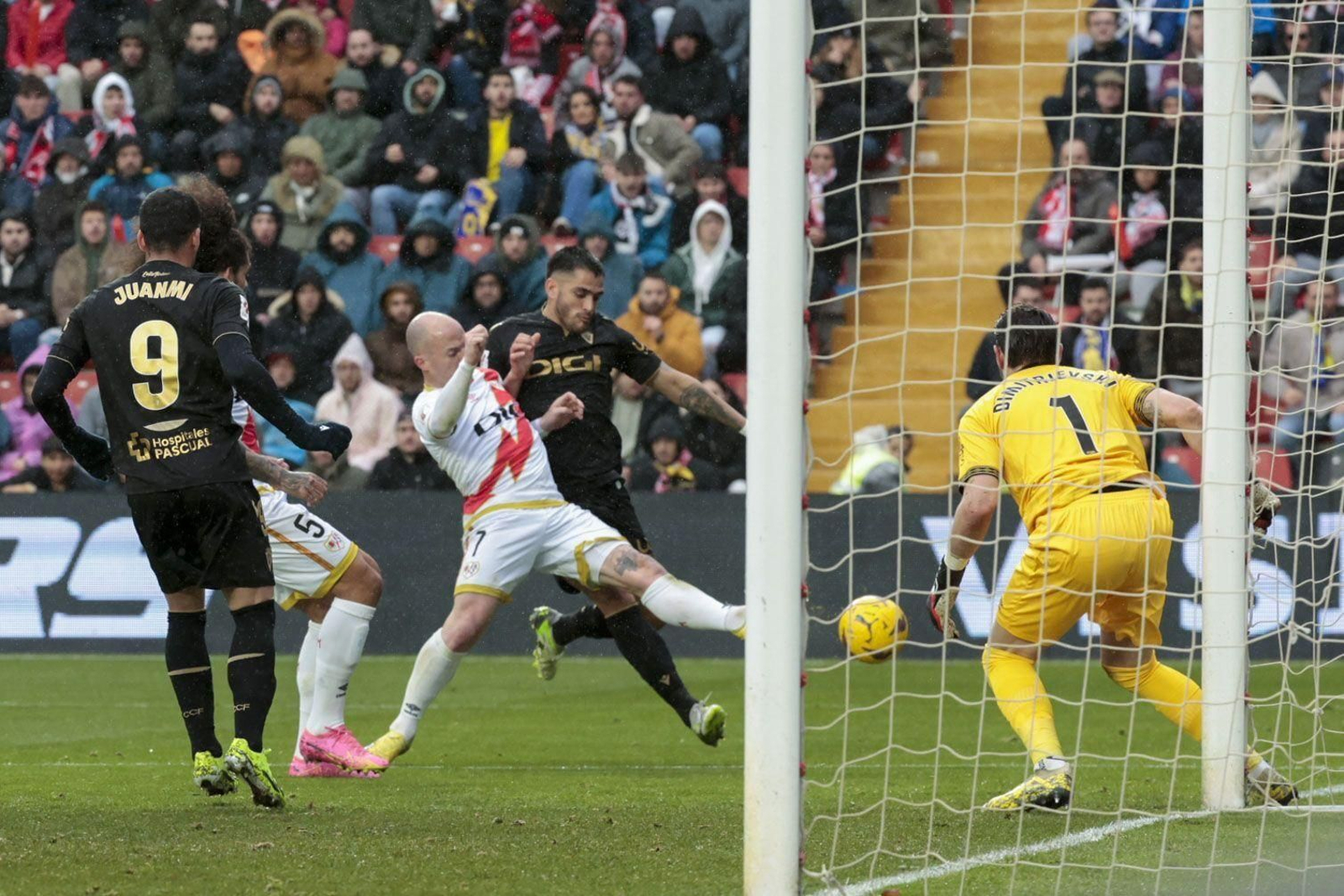 Maxi Gómez intenta rematar estorbado por Isi.