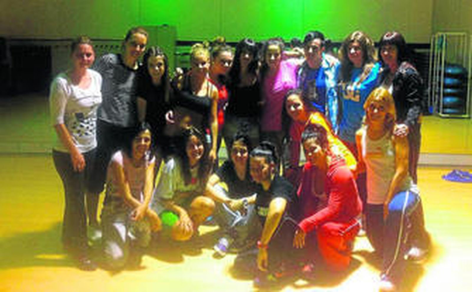 Una veintena de chavales posan tras el máster con la maestra de excepción.