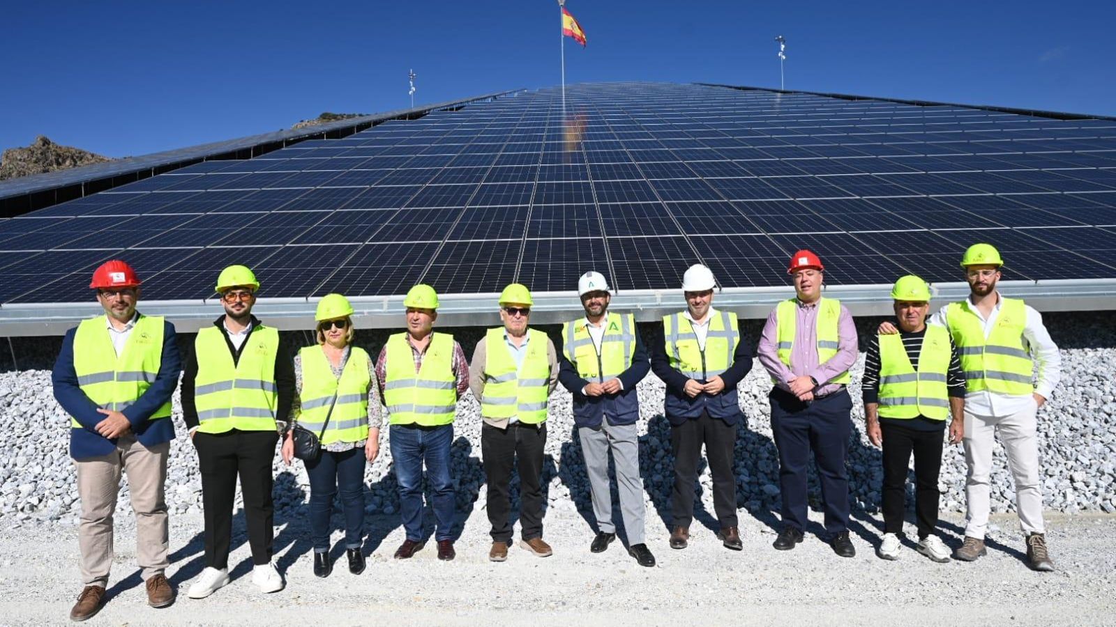 El delegado del Gobierno, Antonio Granados, y el delegado territorial de Economía, Gumersindo Fernández, visitan la empresa Triturados Puerto Blanco S.L