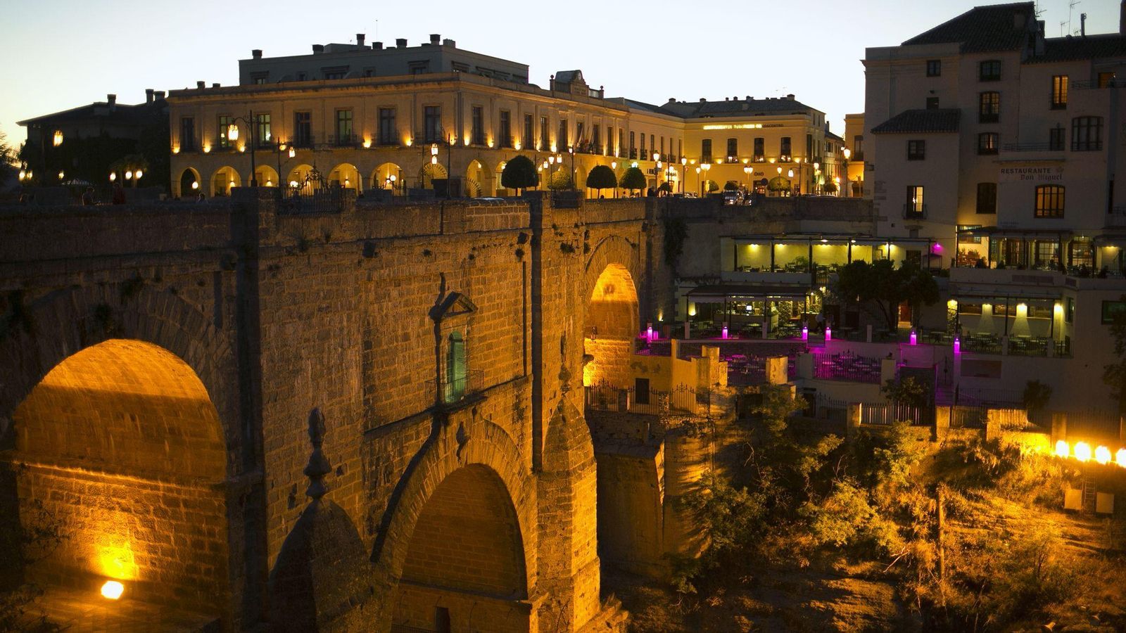 El Parador de Ronda sobre el puente del Tajo. El Parador de Ronda sobre el puente del Tajo.