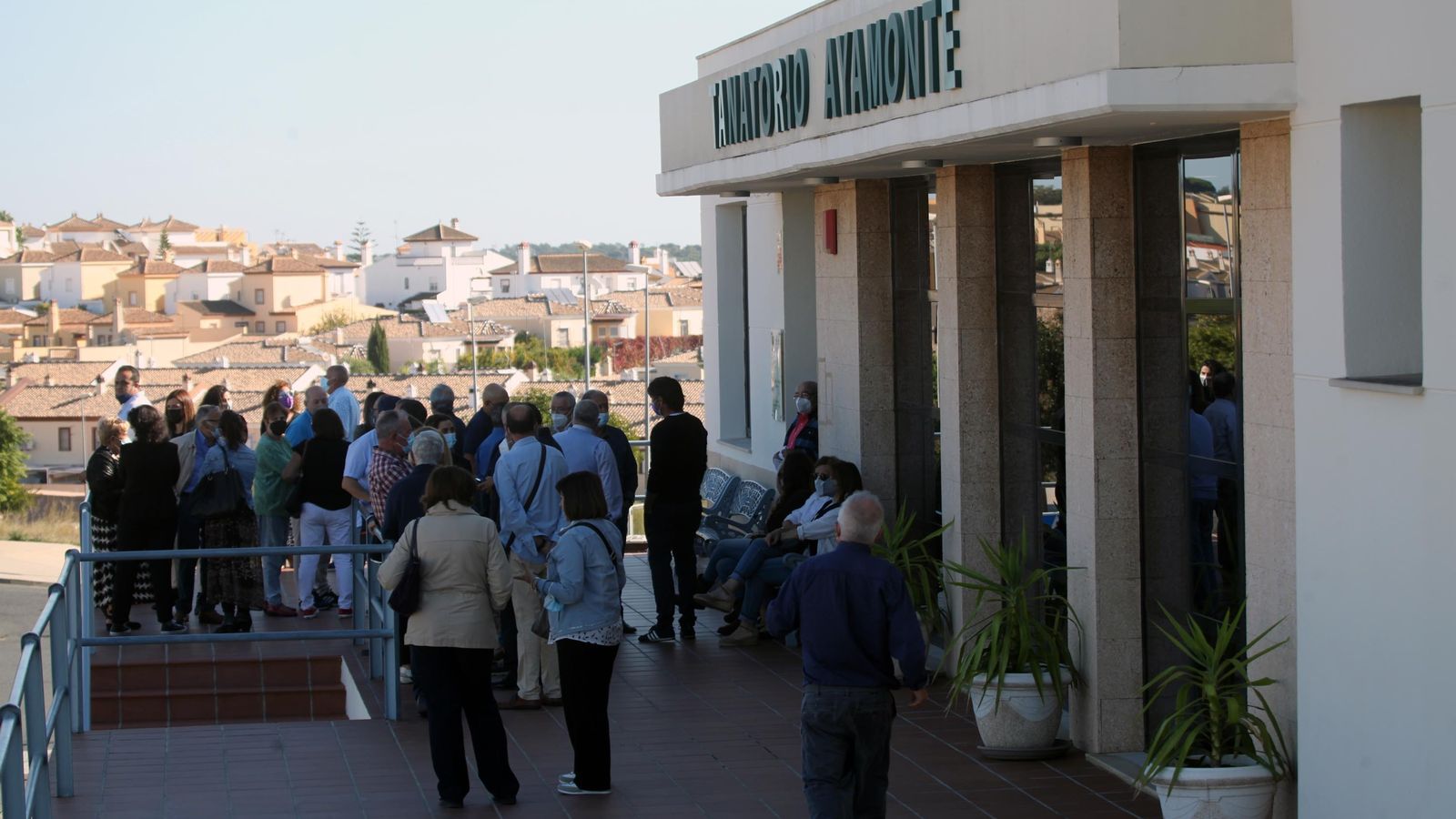 Fueron muchas las personas que se acercaron ayer al tanatorio ayamontino a despedir a Pérez Saldaña