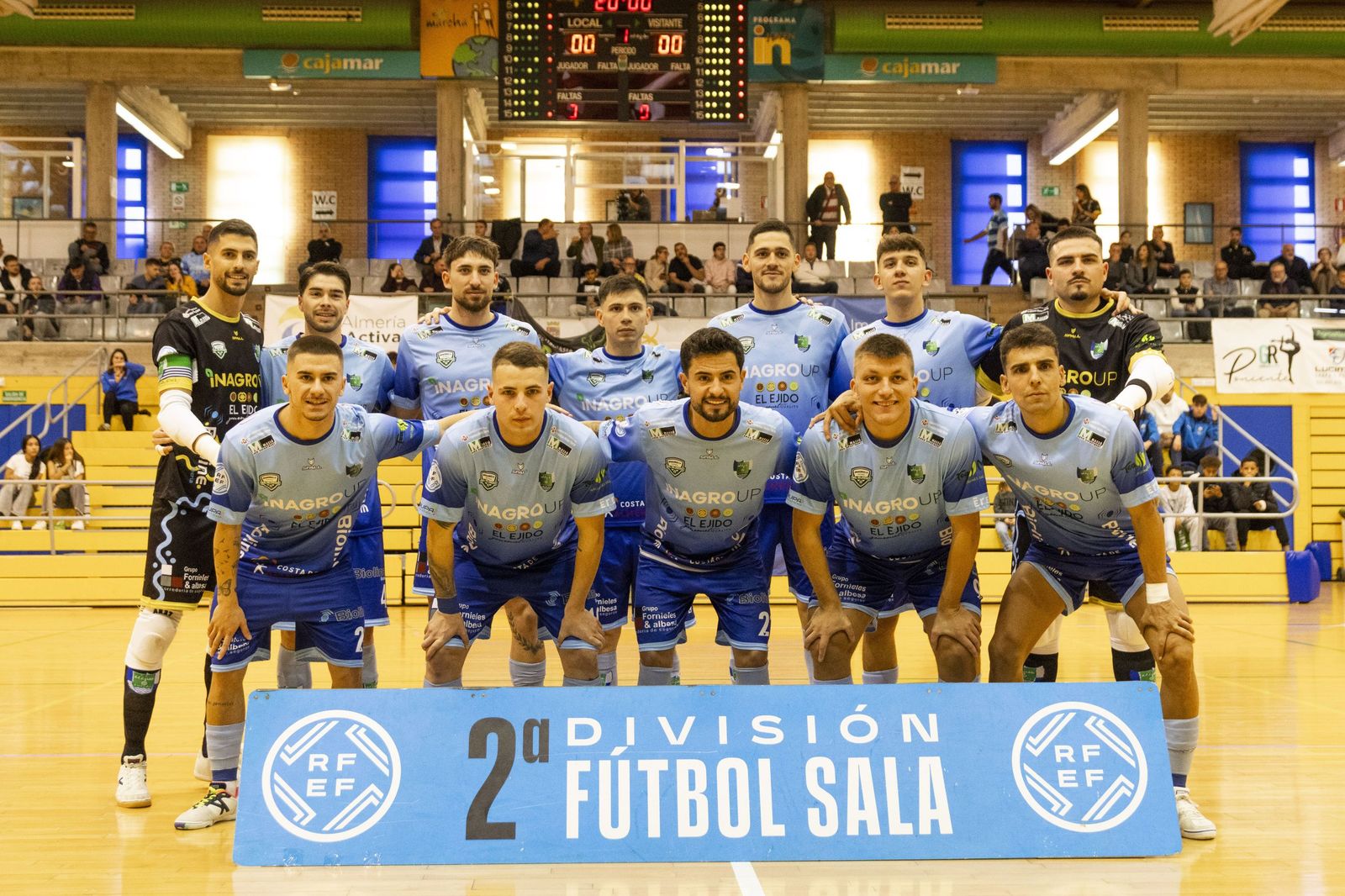 Foto de equipo de los celestes antes del comienzo de un encuentro en casa de la presente temporada.
