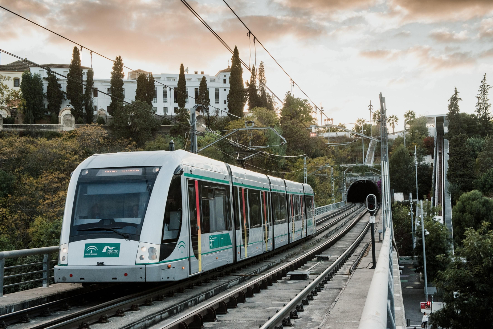 El Metro de Sevilla en la zona de San Juan.
